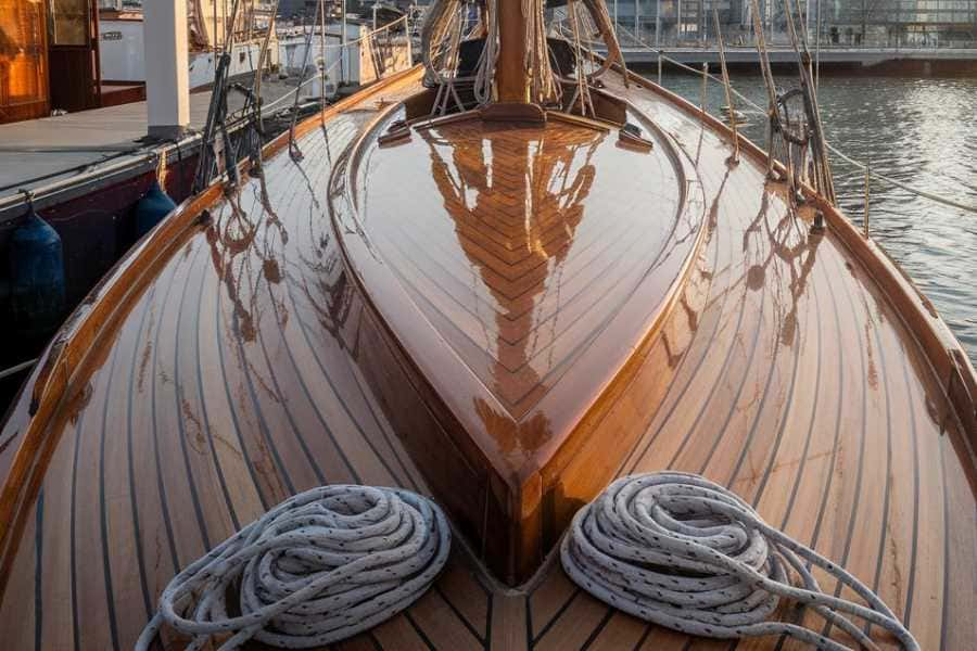 Cubierta de un barco recién barnizado