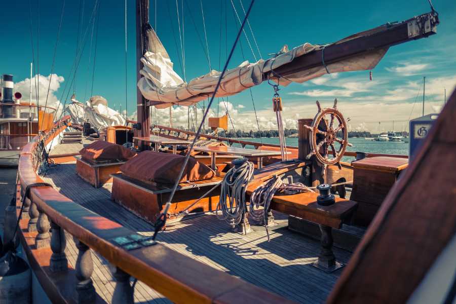 Comprar Barco de madera antiguo surcando el mar